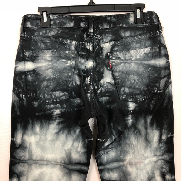 Levis X UO | Tie Dye Distressed Cutoff Denim - Picture 6 of 6